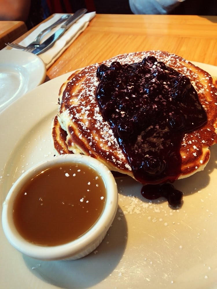 pancakes with warm maple butter。味はwild maine blueberryです。